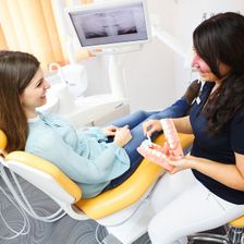 Zahnarztpraxis Dr. Carsten Schäfer in Hannover, Zahnarzthelferin mit Patientin
