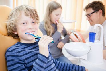 Zahnarztpraxis Dr. Carsten Schäfer in Hannover, Junge putzt Zähne